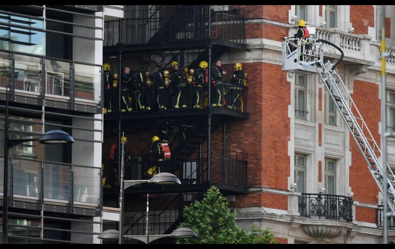 Más de 100 bomberos acudieron al hotel de lujo. EFE/N. Hall