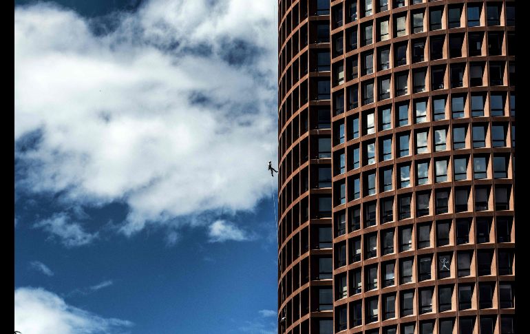 Un soldado escala la torre Part-Dieu en Lyon, Francia, durante las celebraciones del 130 aniversario del regimiento. AFP/J. Pachoud