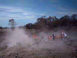 Este miércoles también se registró el descenso de material volcánico, flujo piroclástico y lahares en el ala suroriental del coloso.  EFE/ S. Billy