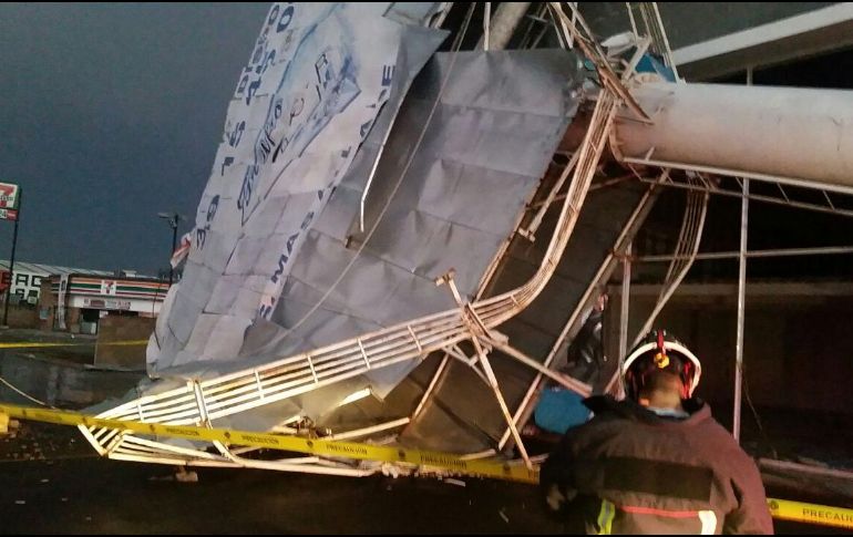 Un espectacular fue derribado en la carretera a Nogales. ESPECIAL / Bomberos Zapopan