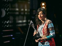 Sofía Carrillo. La cineasta, al momento de recoger su Ariel. ESPECIAL