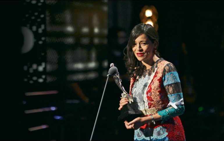 Sofía Carrillo. La cineasta, al momento de recoger su Ariel. ESPECIAL