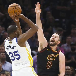 Los Warriors acarician un título más