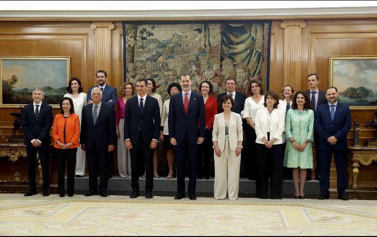 El Rey Felipe VI (c), y el presidente del gobierno Pedro Sánchez (4i), posan tras la promesa del cargo de los nuevos ministros, esta mañana en el Palacio de la Zarzuela. EFE/J. Lizón