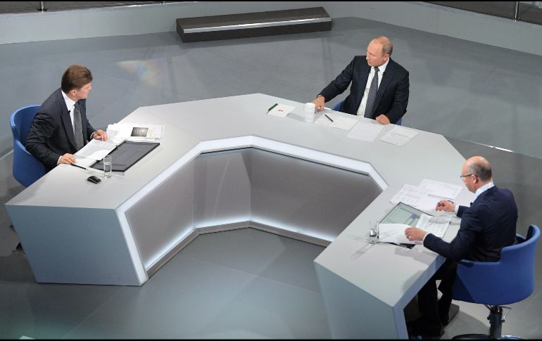 Putin conectó en directo con el ministro de Energía, Alexandr Nóvak, y con el viceprimer ministro, Dmitri Kózak, que explicaron las medidas que tomará el Ejecutivo para poner fin a esta situación. EFE/A. Druzhinin