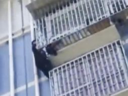 Zhang atrapó al niño, que lloraba desconsolado mientras se agarraba con sus manos a uno de los barrotes. ESPECIAL
