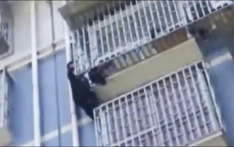 Zhang atrapó al niño, que lloraba desconsolado mientras se agarraba con sus manos a uno de los barrotes. ESPECIAL