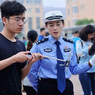 Crean un carril exclusivo para peatones que miran su celular en China