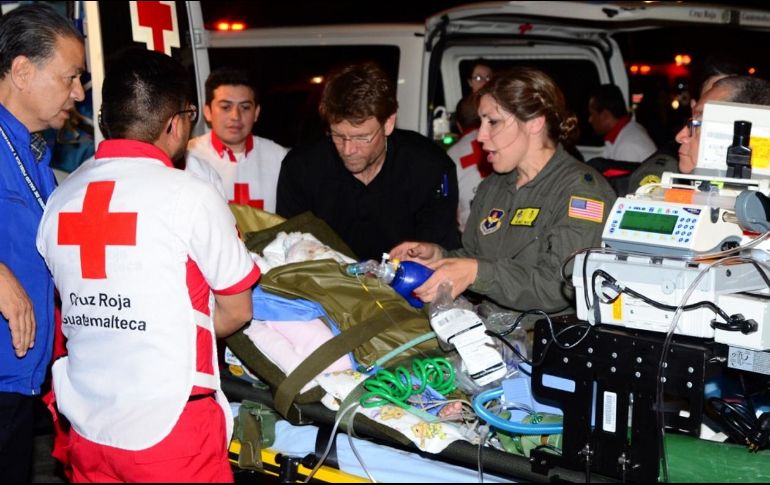Seis niños guatemaltecos que resultaron con quemaduras tras la erupción del volcán de Fuego, el pasado domingo, llegan a Galveston, Texas, para recibir tratamiento médico especializado. NTX