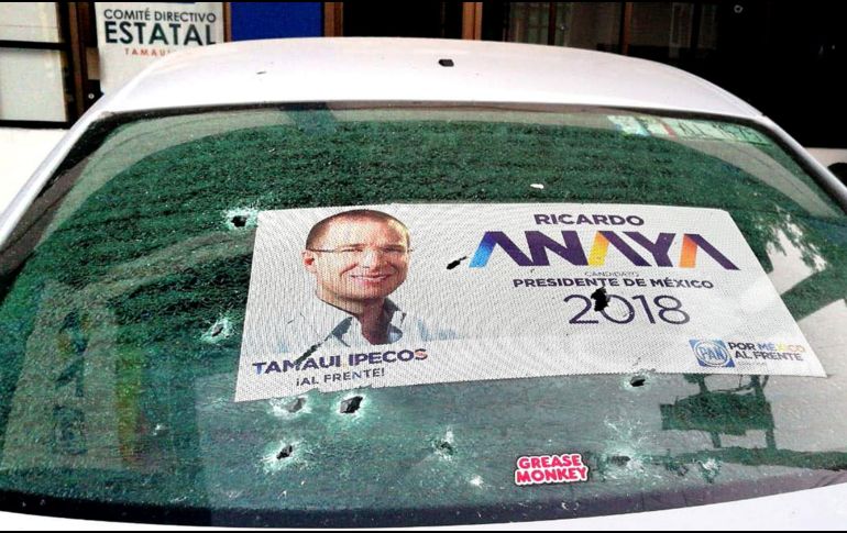 Los balazos impactaron en el portón principal, en vidrios y vehículos. EFE /