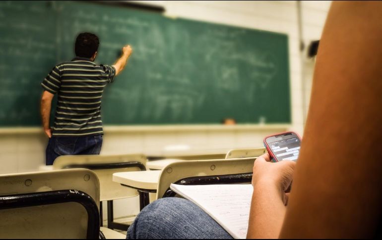 Los estudiantes de primaria no podrán utilizar teléfonos celulares ni en las clases ni en todo el recinto escolar para evitar que se desconcentren.  EL INFORMADOR / ARCHIVO