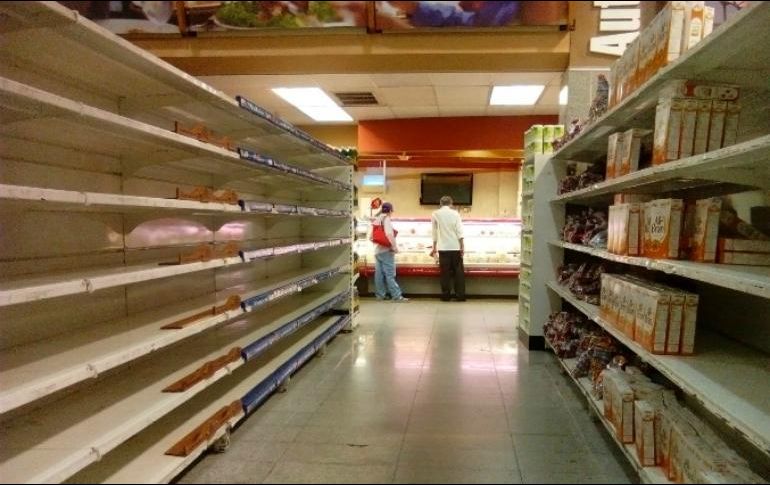 El gobierno de Nicolás Maduro achaca a una supuesta guerra económica la escasez de alimentos y medicinas. AFP / ARCHIVO