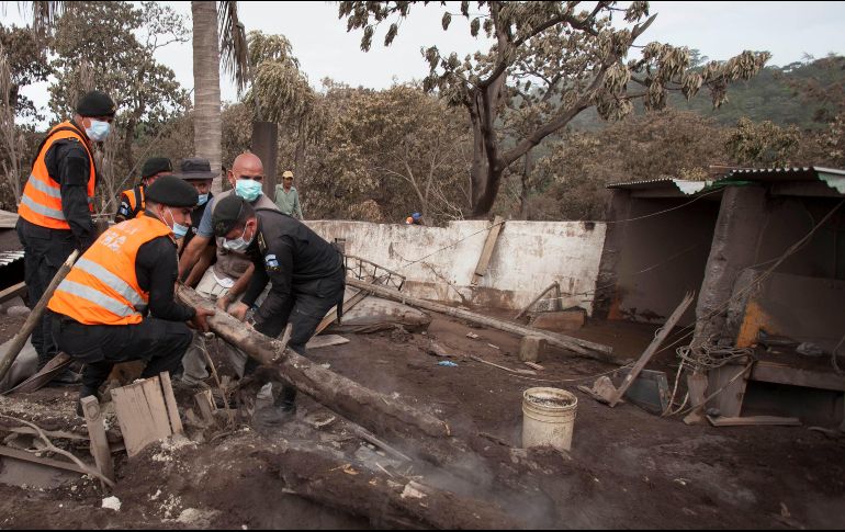 Las autoridades suspendieron este jueves temporalmente las operaciones de rescate a causa del mal tiempo en la zona. AP / M. Castillo