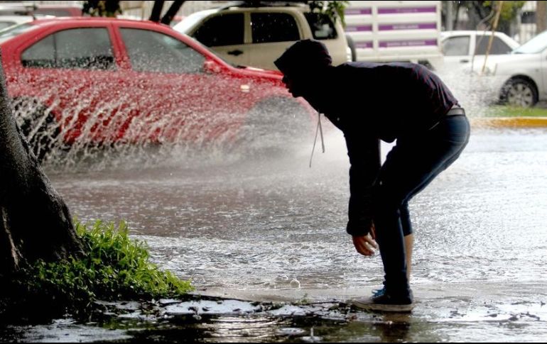 Recomiendan extremar precauciones a la población en general por lluvias, viento y oleaje. EL INFORMADOR / ARCHIVO