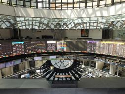 Los mercados a nivel mundial presentan movimientos negativos, tras validar cifras en Asia y Europa, esperando pocos datos en EU y considerando el arranque de la cumbre. ESPECIAL / bmv.com.mx