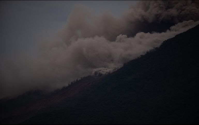 Especialistas señalan que el Volcán de Fuego tenía un patrón de comportamiento cíclico y aproximadamente cada mes generaba emisiones moderadas. EFE / S. Billy