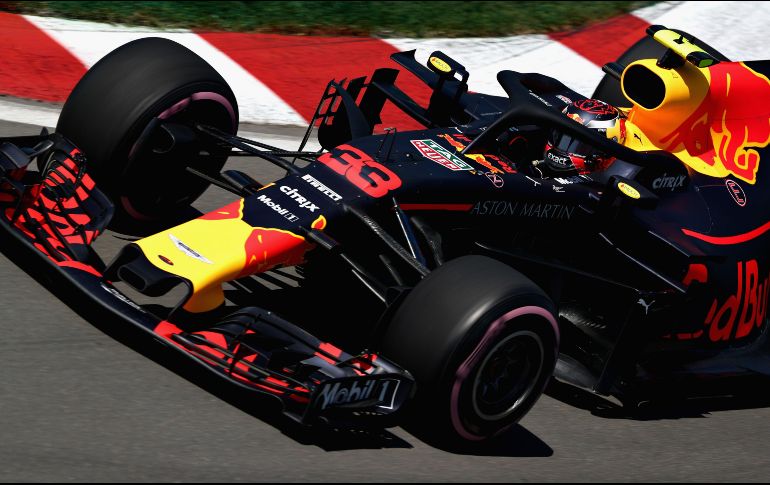 En el inicio de la temporada Versappen ha sido criticado por tomar riesgos que le han costado varios choques. AFP/D. Istitene