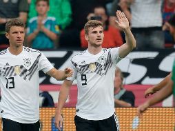 Timo Werner (D) celebra tras anotar el primer gol para la Mannschaft. EFE/R. Wittek