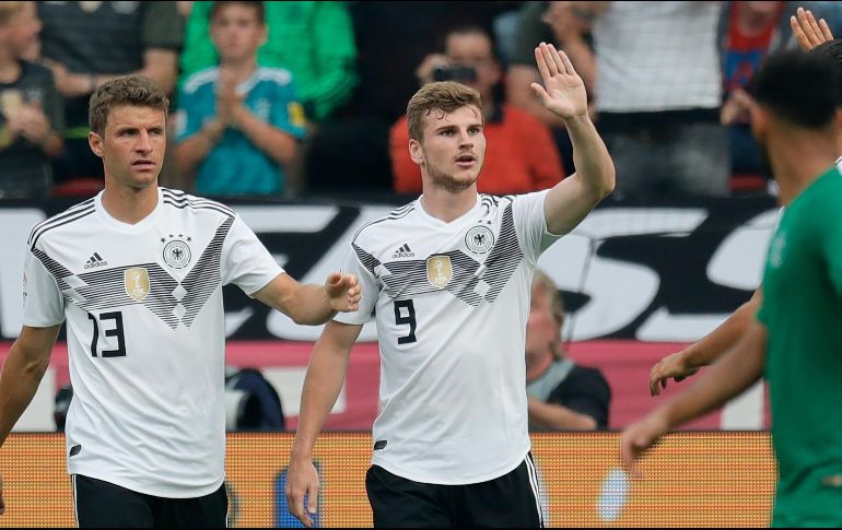 Timo Werner (D) celebra tras anotar el primer gol para la Mannschaft. EFE/R. Wittek