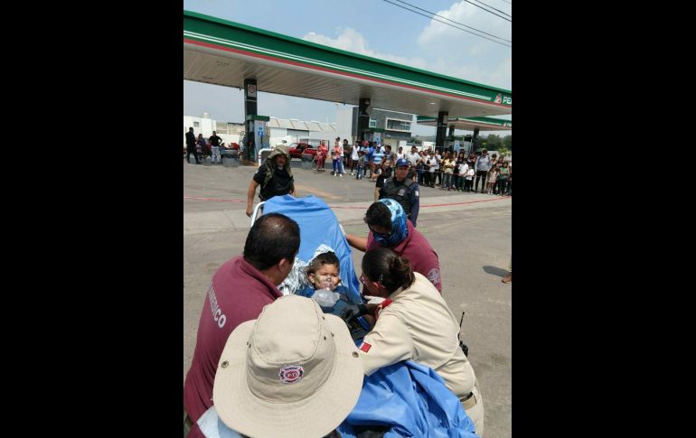 El niño fue localizado poco después de las cuatro de la tarde a unos 500 metros de donde había caído al registro. ESPECIAL/ Bomberos de Tlquepaque