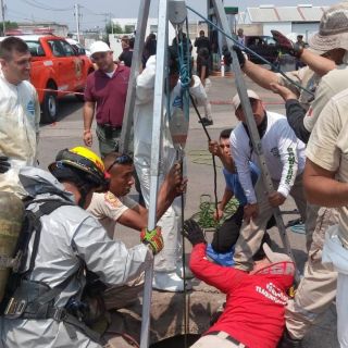 Rescatan con vida a menor que cayó en alcantarilla