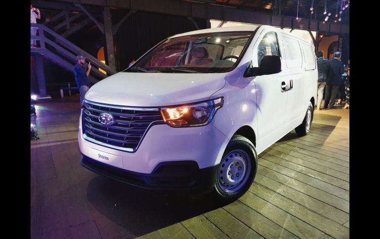 Hyundai incursiona en los vehículos comerciales con su nueva van Starex.