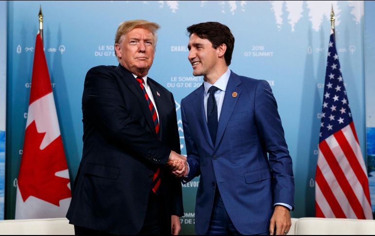 Trump se dio el tiempo de bromear con Trudeau ante la prensa. AP / EVAN VUCCI