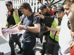 A su llegada al aeropuerto tapatío, Matías Almeyda fue recibido por un grupo de seguidores que quiere su continuidad, pero la cara y la mirada del argentino dicen otra cosa. EL INFORMADOR/A. Camacho