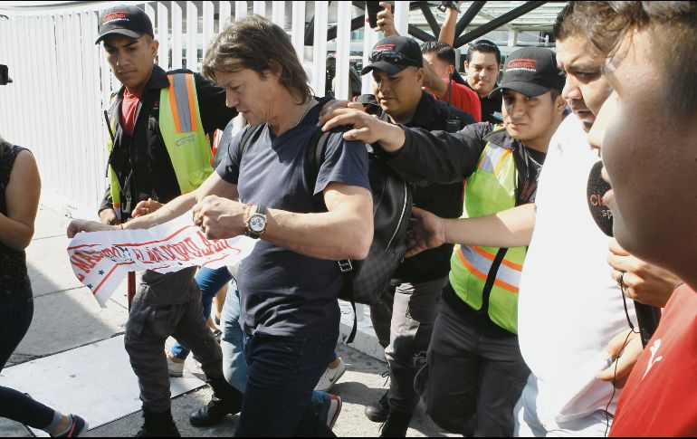 A su llegada al aeropuerto tapatío, Matías Almeyda fue recibido por un grupo de seguidores que quiere su continuidad, pero la cara y la mirada del argentino dicen otra cosa. EL INFORMADOR/A. Camacho