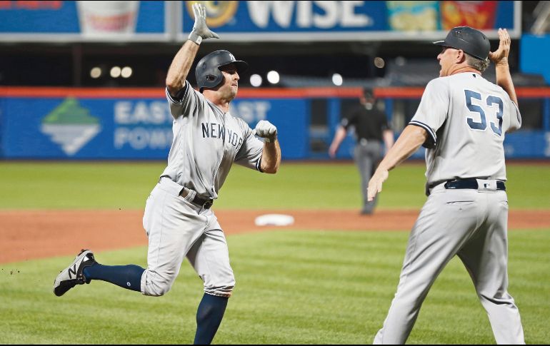 Rumbo a home. Brett Gardner (izquierda) celebra cuando se dirige a la registradora tras conectar cuadrangular en el juego de ayer. AP
