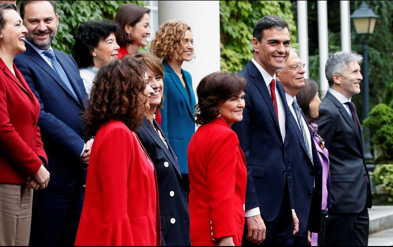 El presidente del Gobierno, Pedro Sánchez (4ºd), posa para la foto de familia con el resto del Ejecutivo tras la primera reunión del Consejo de Ministros hoy en La Moncloa. EFE/C. Moya