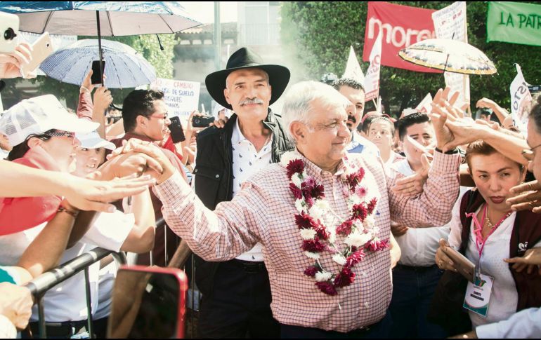 Apatzingán. López Obrador dijo que se sometería a la revocación de mandato. AFP