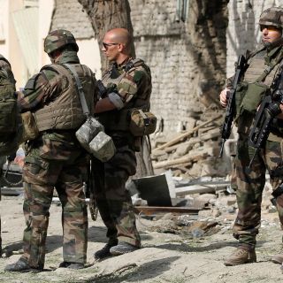 Mueren 14 policías afganos y ocho talibanes en ataque insurgente