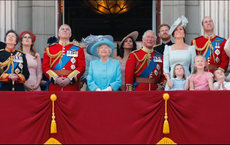 Después del desfile tiene lugar un espectáculo aéreo con aviones de las Fuerzas Aéreas (RAF) y el saludo desde el balcón del Palacio de Buckingham de la monarca y los principales miembros de la familia real. AP / F. Augstein
