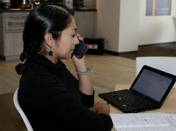 Esta semana varios usuarios denunciaron haber recibido una llamada con cuestionamientos sobre ciertos aspectos de la campaña del candidato de Morena. NTX/ ARCHIVO