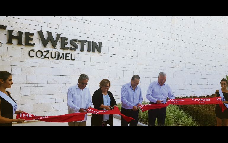 Corte de listón. De izquierda a derecha:  Juan Gónzalez, Laura Santoni, Salvador Ornelas y Tim Sheldon.