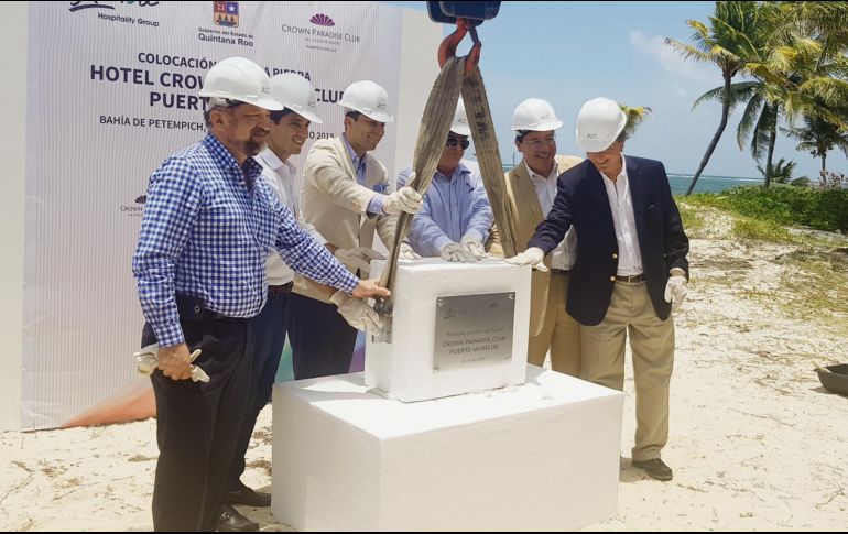 Evento. Empresarios y directivos estuvieron presentes para arrancar la construcción del recinto hotelero.