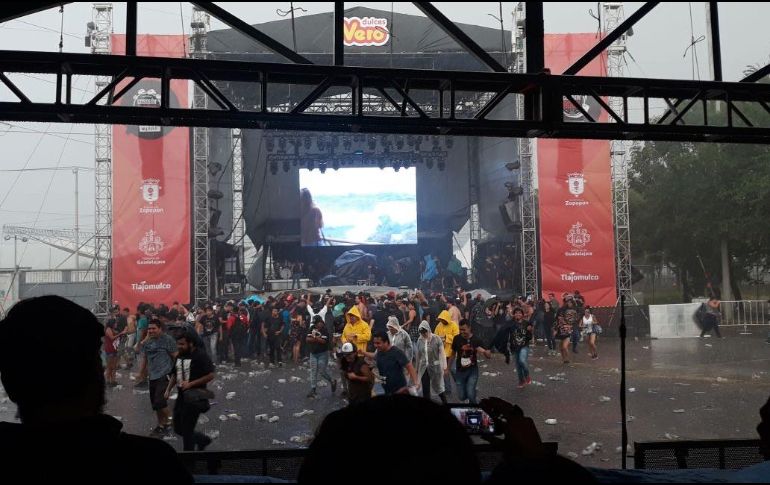 Los asistentes al Cosquín Rock vieron interrumpida la tarde y el festival por la lluvia. ESPECIAL / Bomberos Zapopan