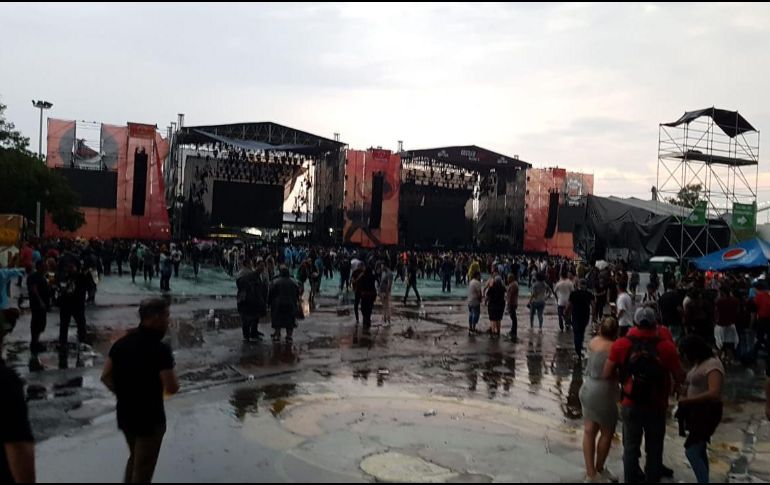 Los asistentes al Cosquín Rock vieron interrumpida la tarde y el festival por la lluvia. EL INFORMADOR / A. García