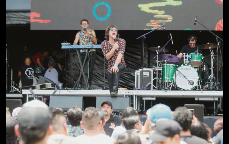 Turf, una de las bandas que abrió la tarde rockera.