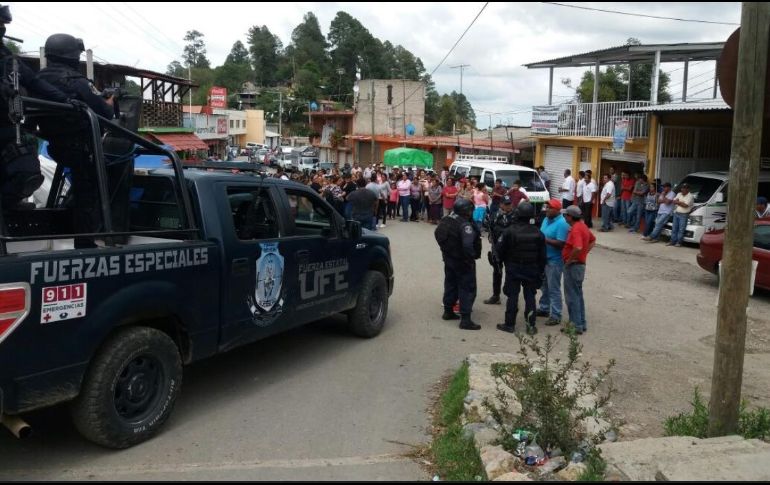 Los sospechosos tenían en su poder cuatro armas largas, dos fusiles AK47 y dos AR15, y una arma corta calibre 38 súper. TWITTER/@ReporTorres