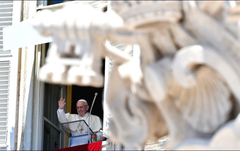 El Papa Francisco saluda a los fieles desde el palacio pontificio. AFP/V. Pinto