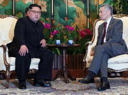Kim Jong-un (d) conversa con Lee Hsien Loong (i) de forma animada antes de la cumbre. EFE/W. Woon