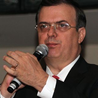 Marcelo Ebrard cae en broma sobre Mia Khalifa