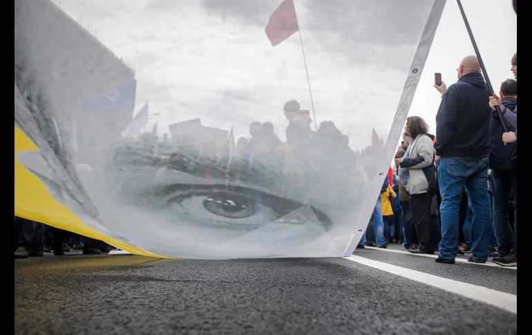 Manifestantes muestran una imagen del prisionero político Oleg Sentsov, durante un acto organizado por 