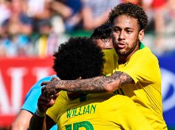 Neymar (D) celebra con Willian (I), quien puso la asistencia para el gol del exjugador del Barcelona. EFE/C. Bruna