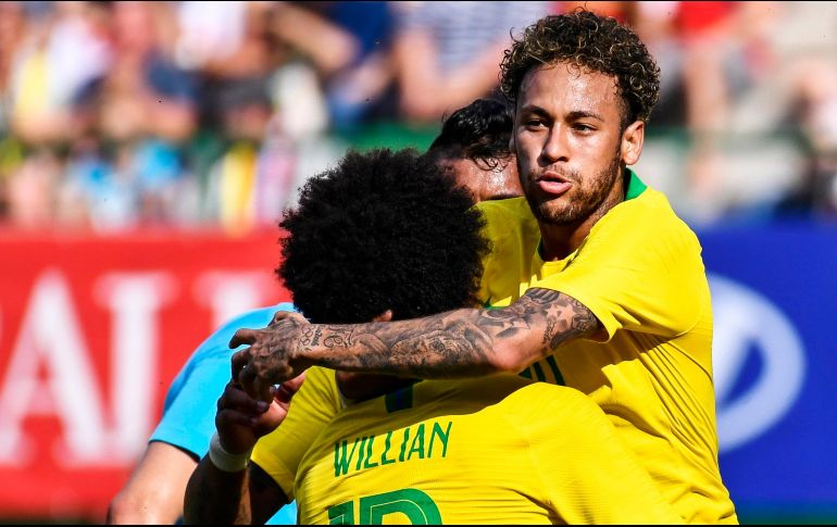 Neymar (D) celebra con Willian (I), quien puso la asistencia para el gol del exjugador del Barcelona. EFE/C. Bruna