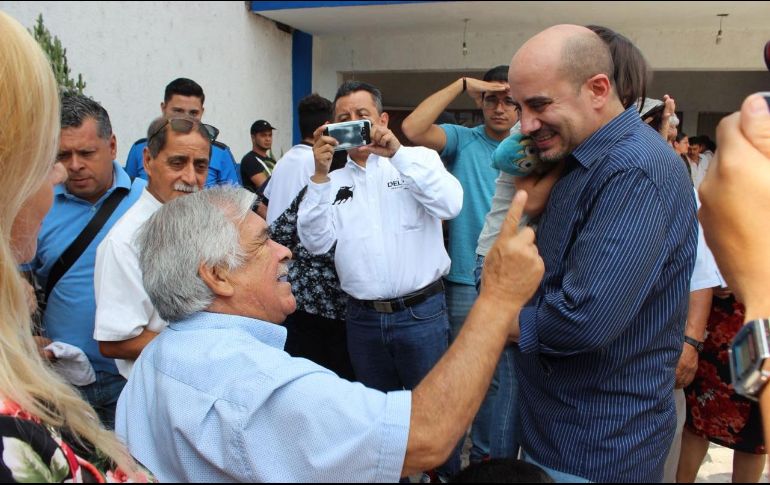 Ismael del Toro escuchó y atendió peticiones de los pensionados. Especial / MC Jalisco