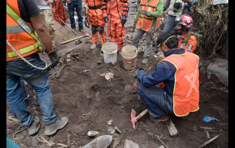 Rescatistas mexicanos localizan el cuerpo de un niño en la población de El Rodeo, Guatemala, tras la erupción del volcán de Fuego, el domingo pasado. Las brigadas de rescate reanudaron hoy la búsqueda de más víctimas. EFE/ R. Pardo