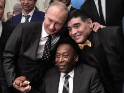 Pelé (C) es admirado por el presidente ruso, Vladimir Putin (I). EFE/ARCHIVO